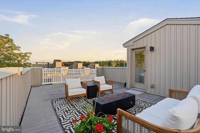 Building Photo - 159 Green Ln