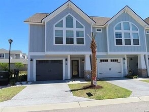 Building Photo - Modern 3 Bed/3 Bath End Unit Townhome - Close to Everything - GREAT PRICE!