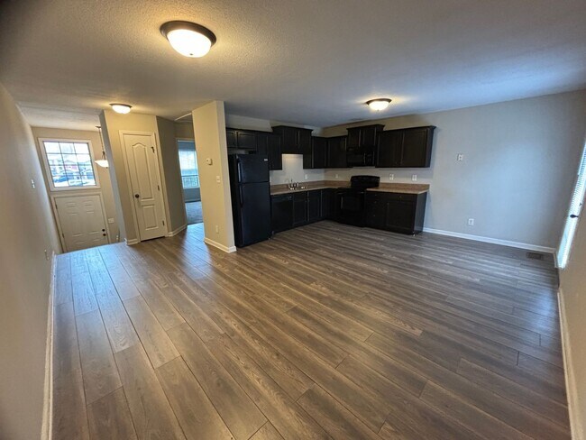Building Photo - Townhome for rent near post!