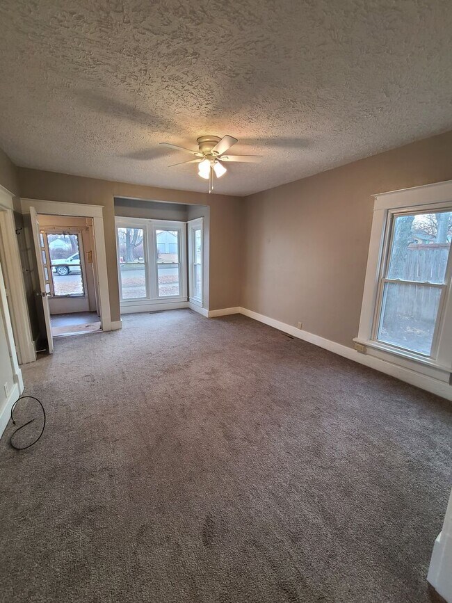 Building Photo - 2 bed 1.5 bath with vacant lot for your ki...