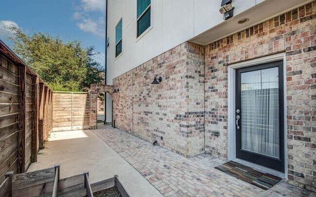 Building Photo - 1721 Thompson St