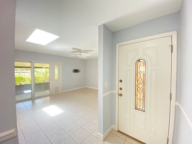 Building Photo - Wekiva home ready for move in! 3B/2B, 2 se...