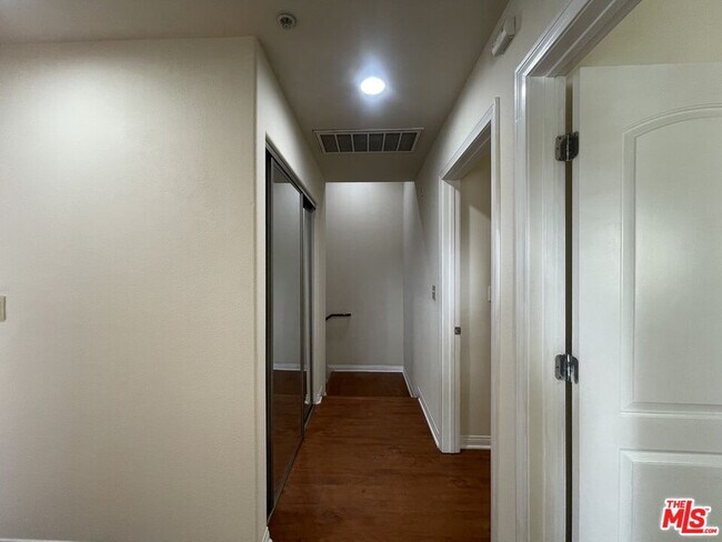 Building Photo - 15024 Magnolia Blvd