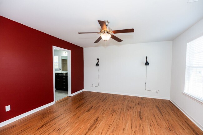 Building Photo - Amazing 4 bedrooms, 2.5 baths 2-story home in Clemmons w/ 2 car garage/fenced in backyard