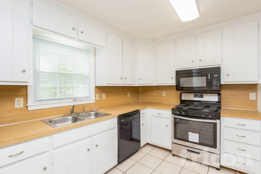 Building Photo - 234 Deerchase Dr