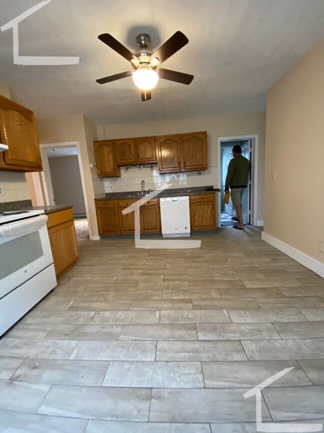 Building Photo - Huge 2nd floor recently renovated unit