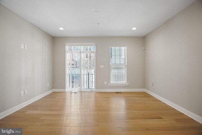 Building Photo - 621 Parkside Pl NE