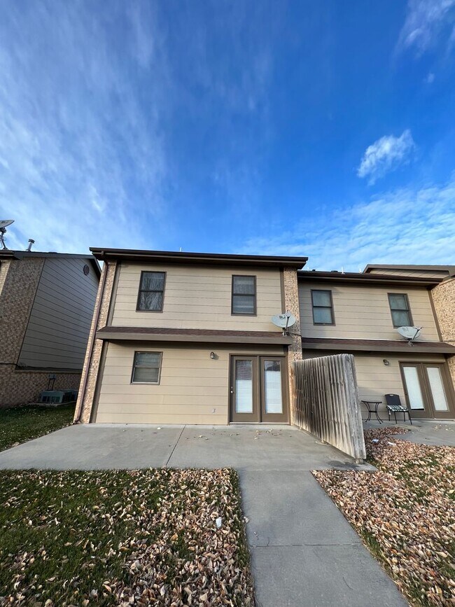 Building Photo - 713 W 8th St