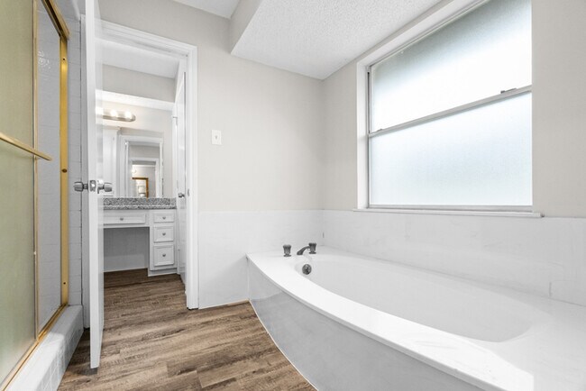 Building Photo - 1410 Pine Hill Dr