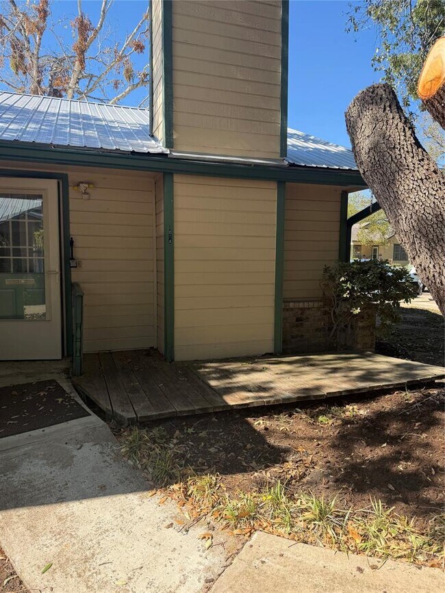 Building Photo - 728 W San Antonio St