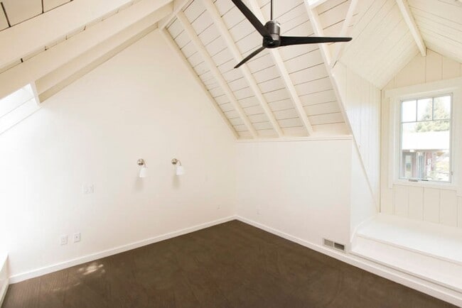 Building Photo - Balcony & Gas Fireplace: Sunny Apartment i...