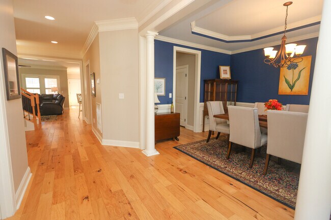 Building Photo - 504 Village Walk Ln