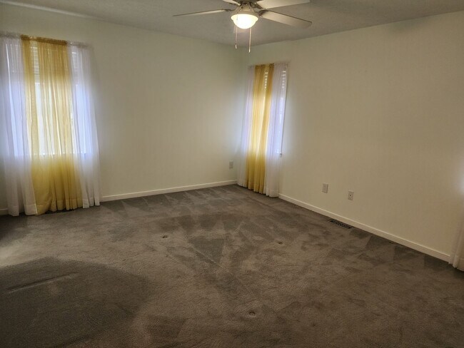 Building Photo - Spacious 3 Bedroom 2.5 Bath Home with Fenced Rear Yard!