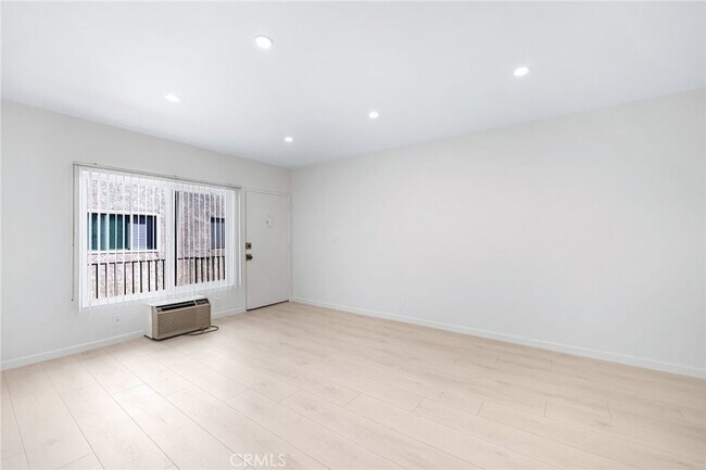 Building Photo - 580 W Stocker St