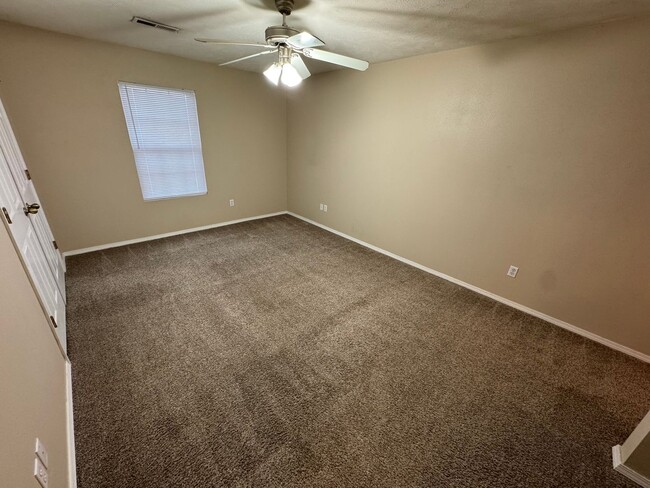 Building Photo - 2 bedroom -2 bathroom top floor apartment