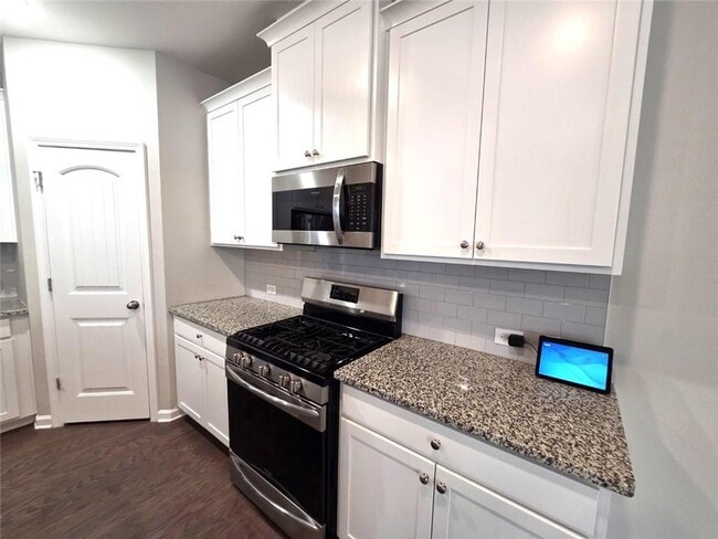 Building Photo - 1716 Lansing Bluff Walk