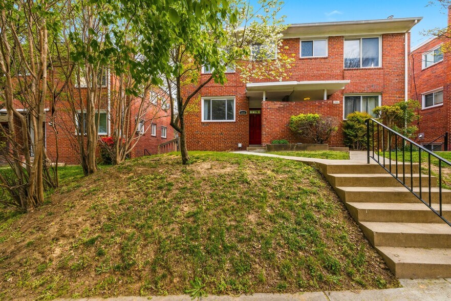 Building Photo - 204 Webster St NE