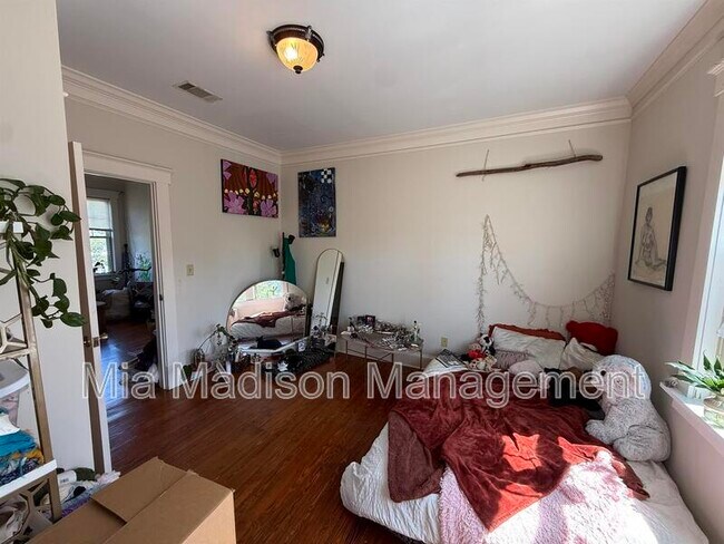 Building Photo - 501 Maupas Ave