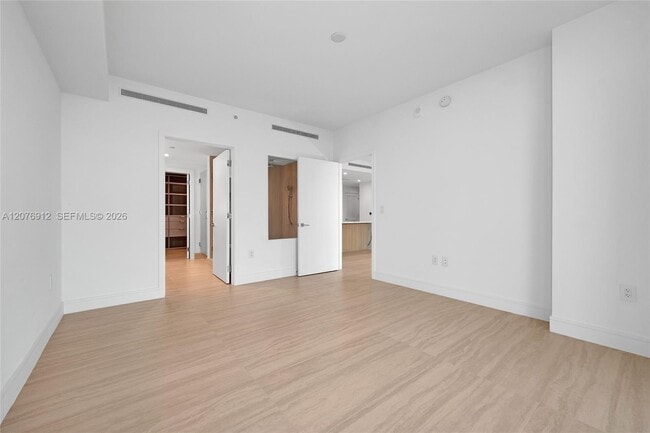 Building Photo - 2411 Laguna Cir