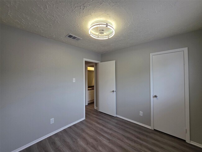 Building Photo - 507 Leicester Ln