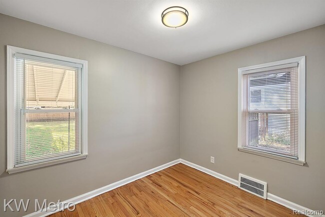 Building Photo - 531 Albany St