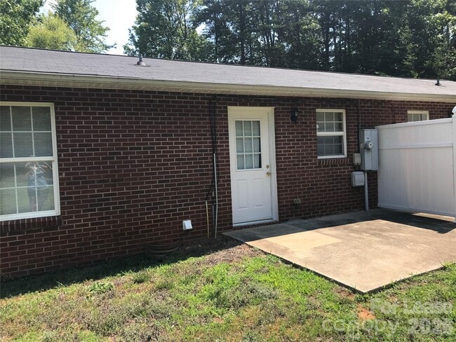 Building Photo - 498 Car Farm Rd