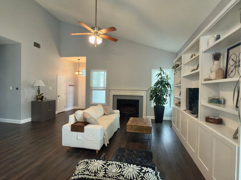 Building Photo - 2205 Tanglevine Dr