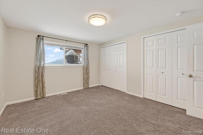 Building Photo - 874 N Main St