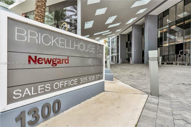 Building Photo - 1300 Brickell Bay Dr