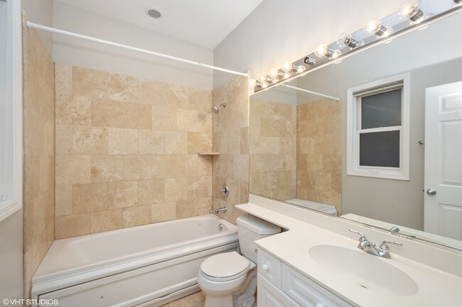 Building Photo - 882 W Lill Ave