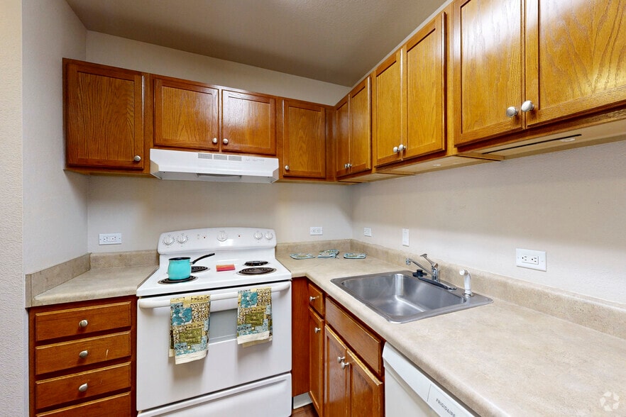 1BR, 1BA - 543SF - Kitchen - Pinewood Lodge