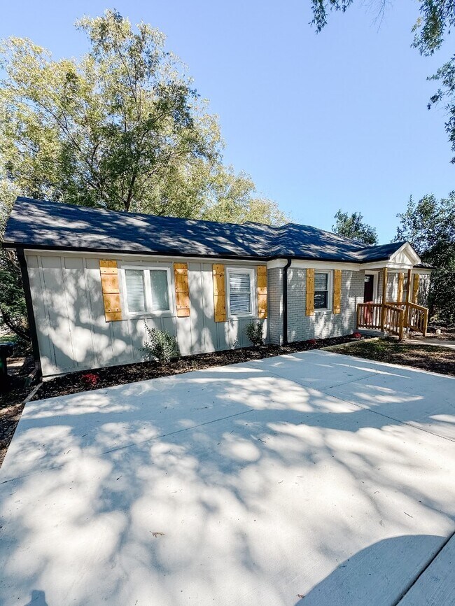 Spacious driveway - 2429 Remount Rd