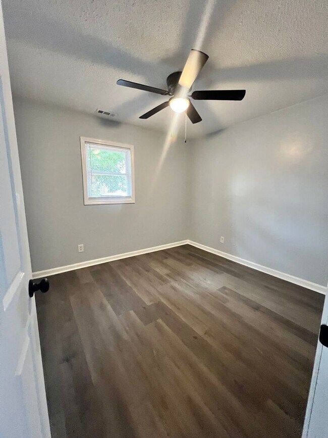 Building Photo - Charming Single-Family Home with Fenced in Backyard!