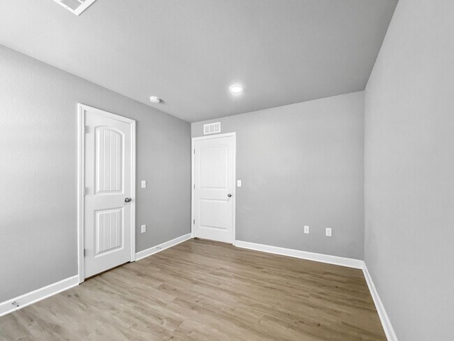 Building Photo - Beautiful Renovated Single Family Home | 3 BR/2BA Duplex| 1-Car Covered Parking |Spacious & Sunny...