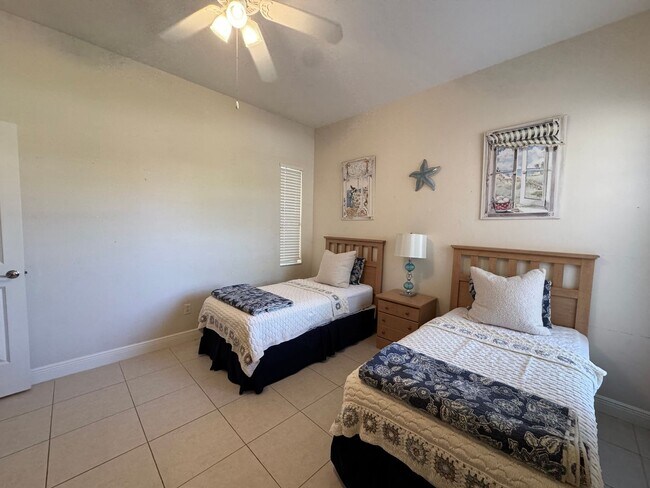 Building Photo - Newly Renovated & Available Now - Furnishe...