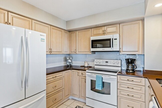 Building Photo - Fully Furnished Beautiful 2 Bedroom Seasca...