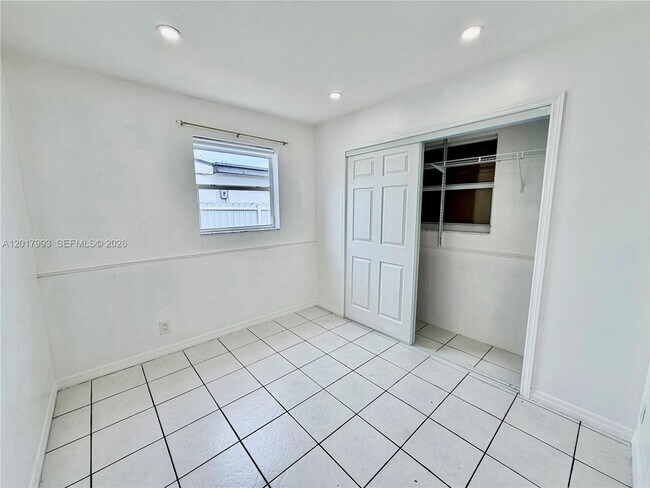 Building Photo - 2614 Sheridan St