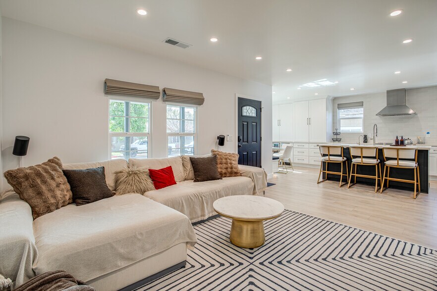 Building Photo - 517 Davis Ave