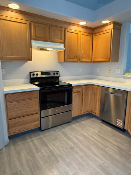 Building Photo - 607 Meadowbrook Dr