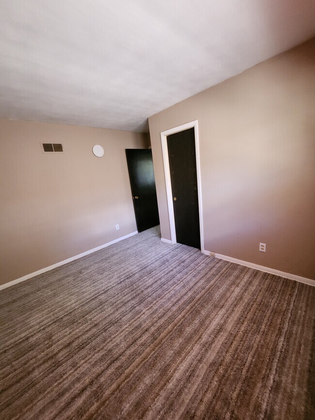 Building Photo - 2116 W Kettelle St