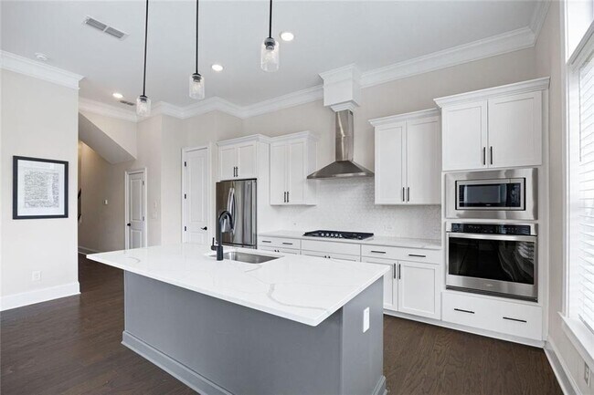 Building Photo - 109 Village Green Ave