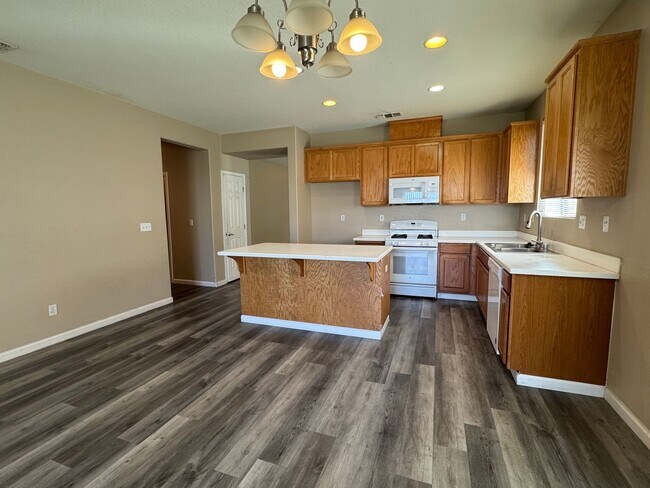 Building Photo - Four Bed, Two Bath Home Close to Hwy 99 an...