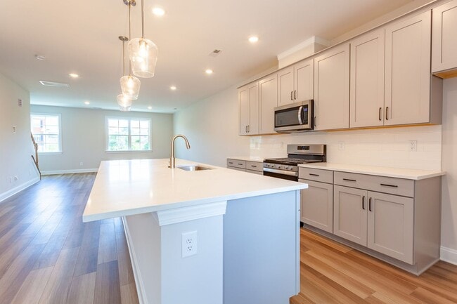 Building Photo - BEAUTIFUL TOWNHOME WITH COMMUNITY POOL- $1000 OFF FIRST MONTH'S RENT WITH FEBRUARY 2026 MOVE-IN