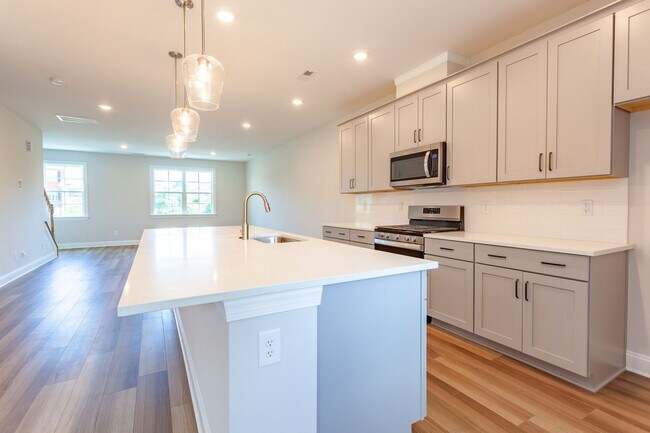 Building Photo - BEAUTIFUL TOWNHOME WITH COMMUNITY POOL