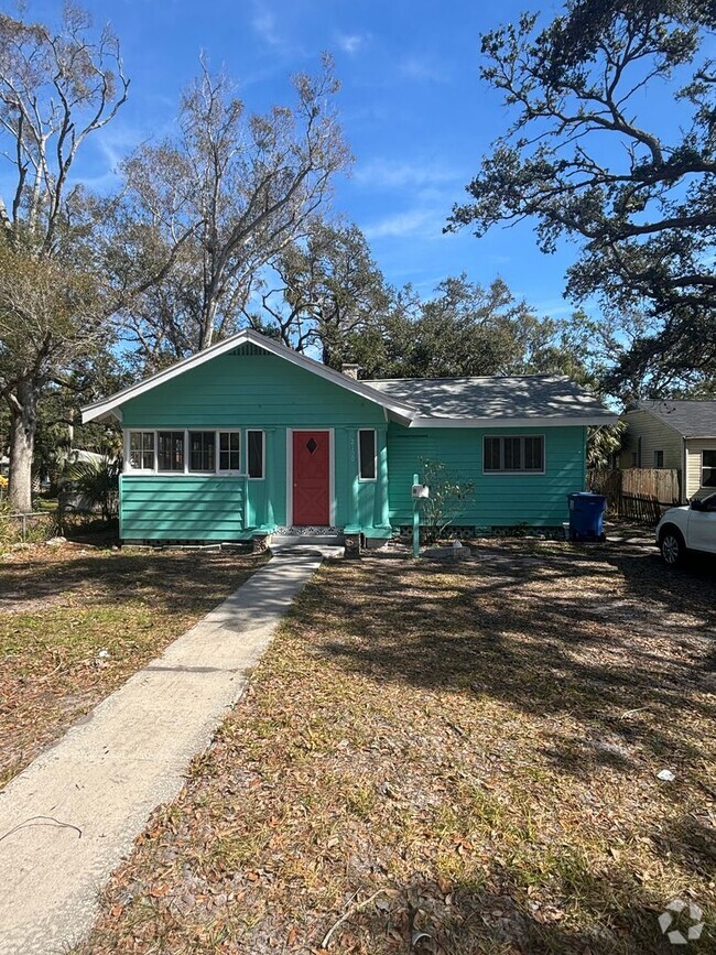 Building Photo - Newly Renovated 2 Bed 1 Bath Home