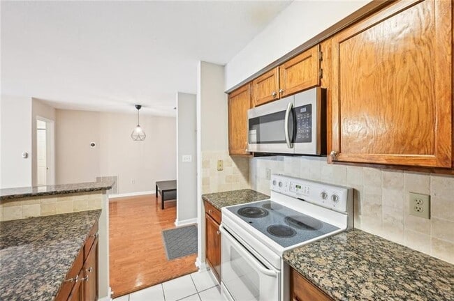 Building Photo - 2303 Pine Heights Dr NE