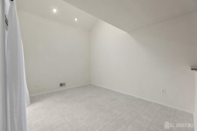 Building Photo - 65 Diamond Ln