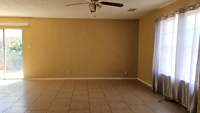 Building Photo - 4720 W Cuthbert Ave