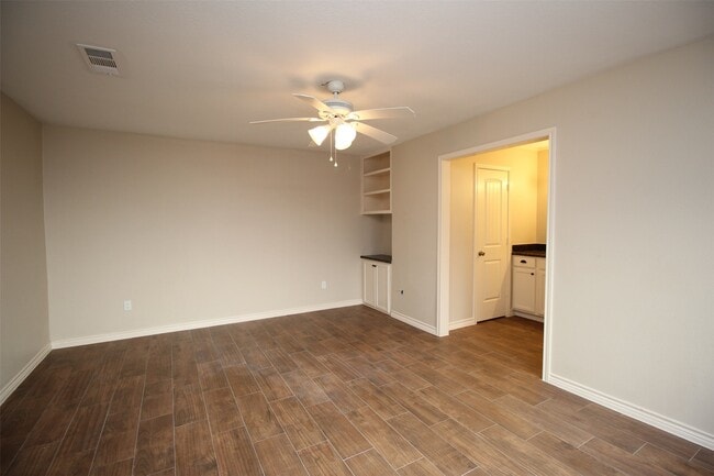 Building Photo - 13 Hideaway Dr