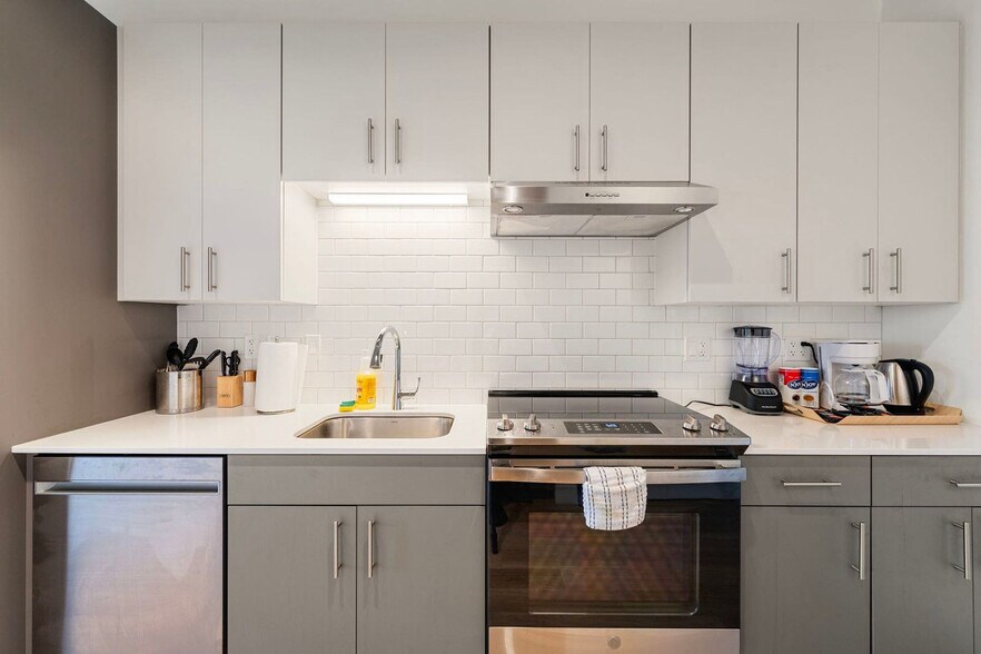 Building Photo - 853 W Blackhawk St